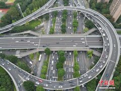 国庆长假前夕 成都出城方向现出行高峰